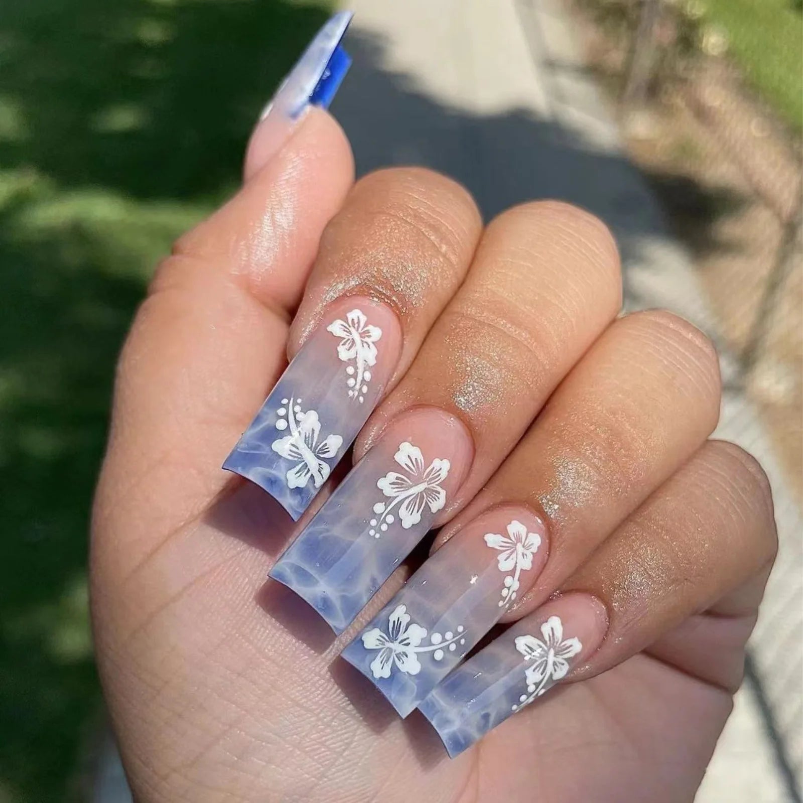 24Pcs Long Square Head Press on False Nails Blue Gradient Ripple Shiny Powder Fake Nails Flower Detachable Full Cover Nails Tips