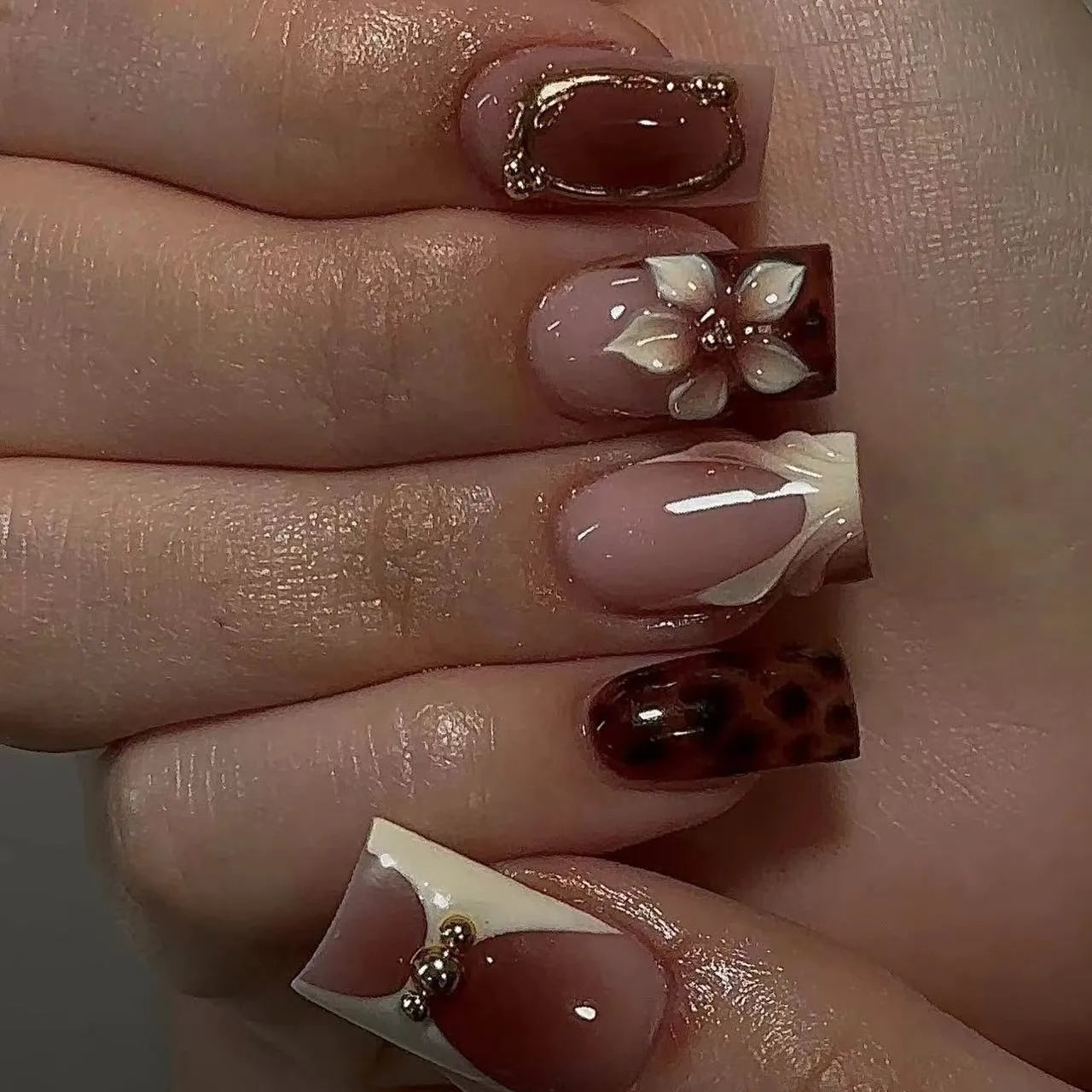 24pcs Retro 3D Flowers Press on Nails Sweet Cool Leopard Print Glue on Nails French Tip Fake Nails Elegant Short Square Nail Art