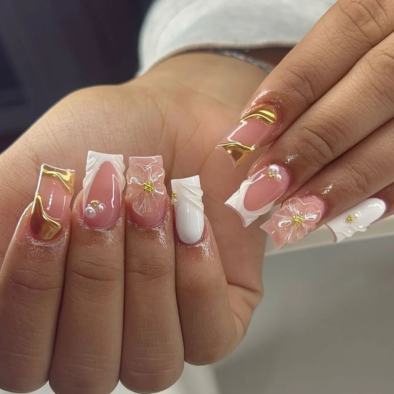 24pcs Retro 3D Flowers Press on Nails Sweet Cool Leopard Print Glue on Nails French Tip Fake Nails Elegant Short Square Nail Art