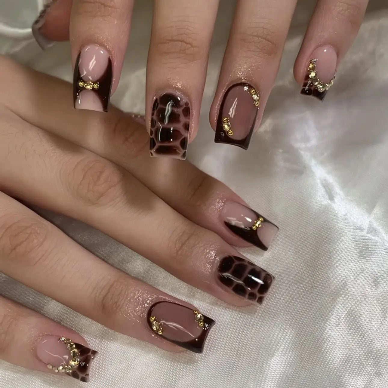 24pcs Retro 3D Flowers Press on Nails Sweet Cool Leopard Print Glue on Nails French Tip Fake Nails Elegant Short Square Nail Art