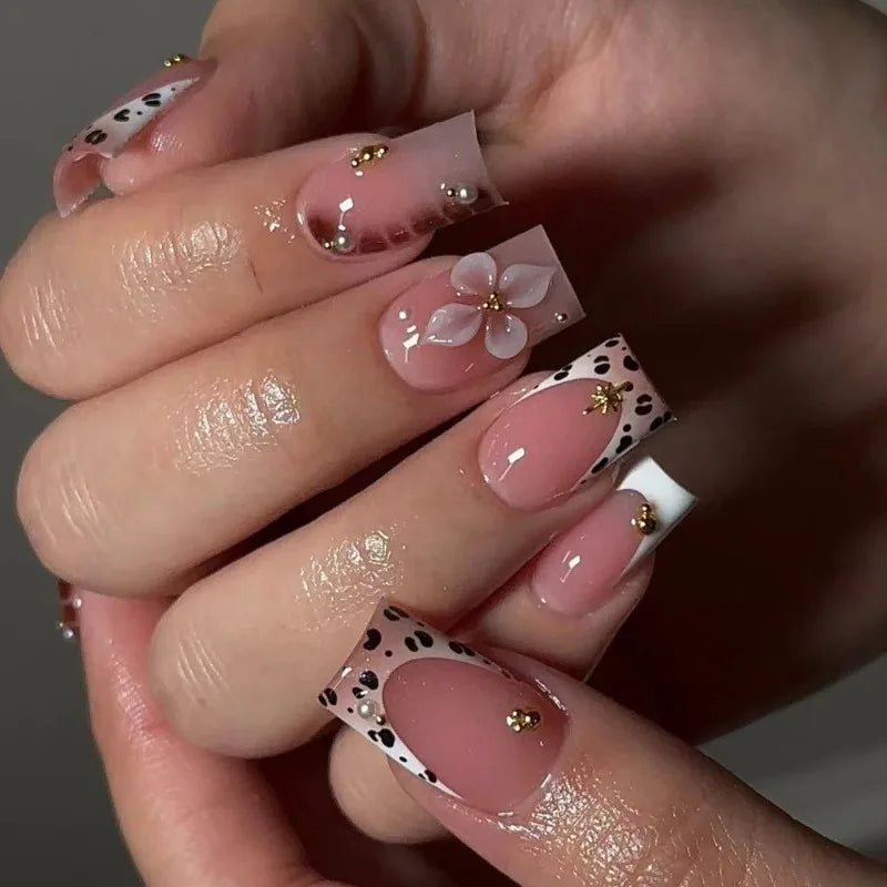 24pcs Retro 3D Flowers Press on Nails Sweet Cool Leopard Print Glue on Nails French Tip Fake Nails Elegant Short Square Nail Art