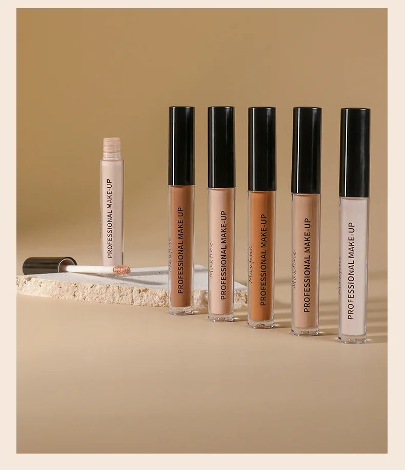 Logra un rostro impecable con nuestro corrector líquido profesional, diseñado para ofrecer alta cobertura desde la primera aplicación sin dejar sensación pesada.